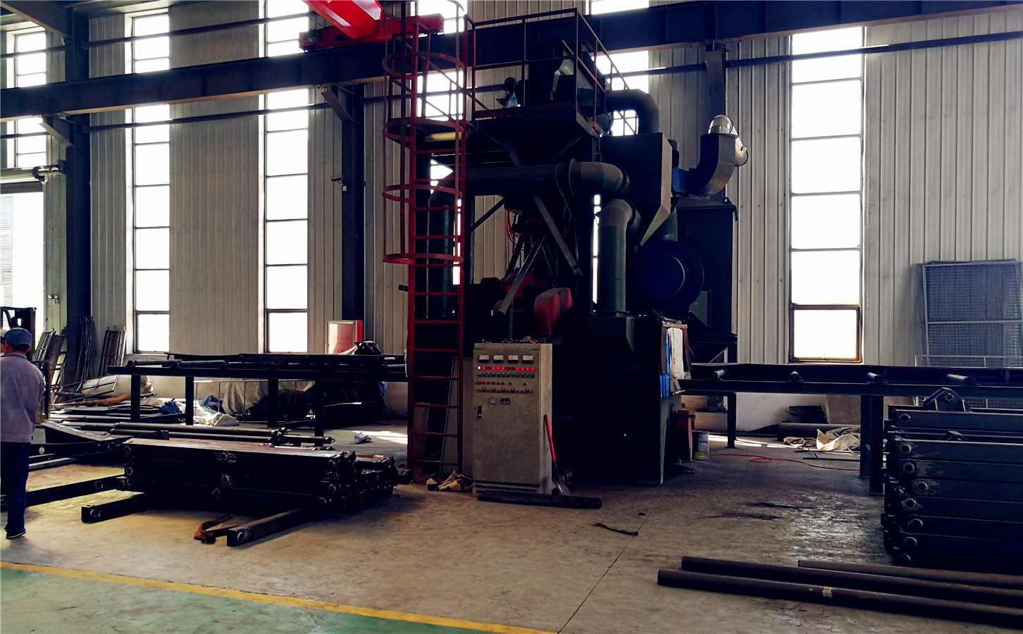 鑫坤宇自行式升降机流水线应用大型抛丸机